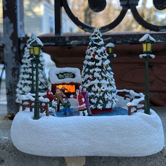 Telefora Gift Ice Skater Rink Thomas Kinkade Oh What Fun - Picture 1 of 8